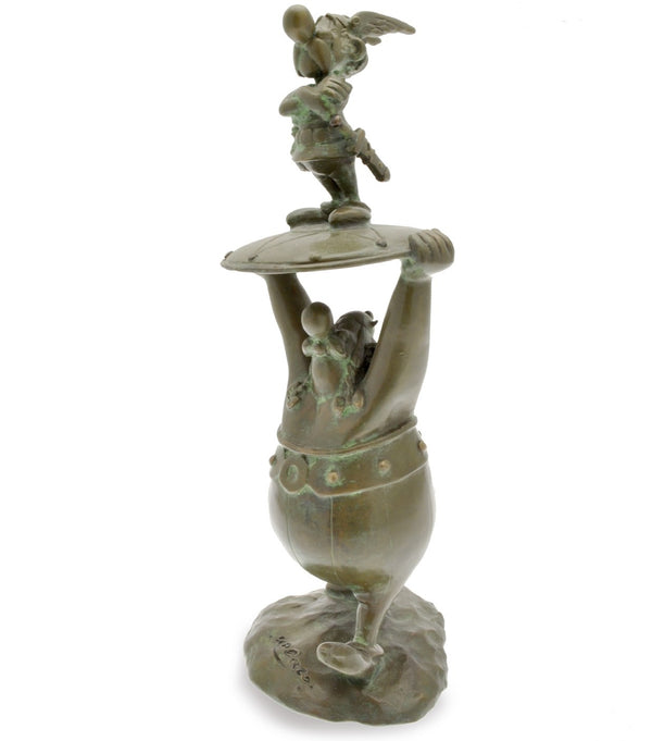 ASTERIX: OBELIX PORTANT ASTERIX SUR LE BOUCLIER - statuette en bronze 28 cm