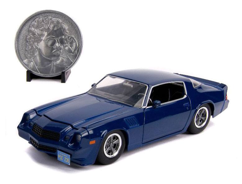 STRANGER THINGS: BILLY'S CHEVY CAMARO Z28 WITH COLLECTIBLE COIN - véhicule miniature 1/24 (Hollywood Rides)