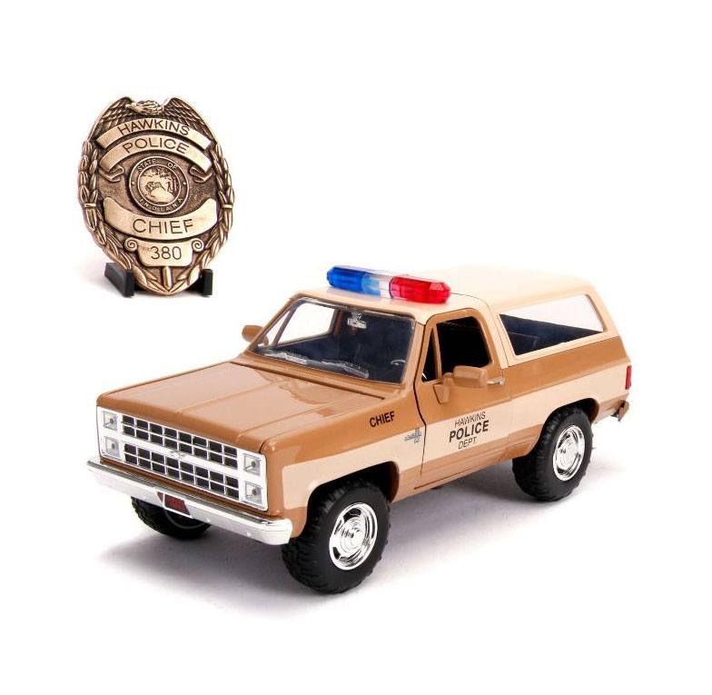 STRANGER THINGS: HOPPER'S CHEVY BLAZER WITH POLICE BADGE - véhicule miniature 1/24 (Hollywood Rides)